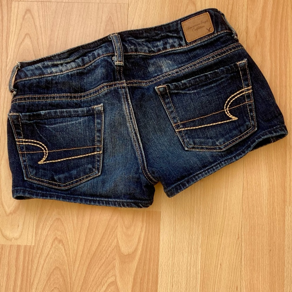 American Eagle: Dark denim women’s stretch short shorts.